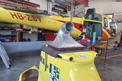 Geöffneter Hubschrauber bei Wartungsarbeiten in der Werkstatt