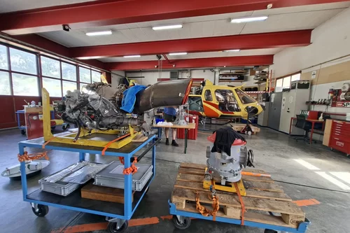 Demontiertes Hubschraubertriebwerk in der Werkstatt