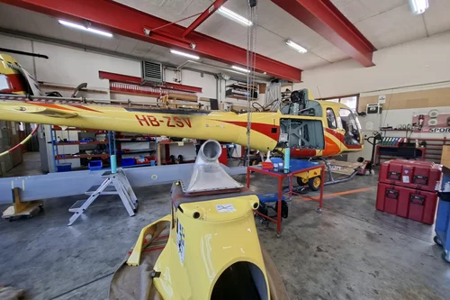 Hubschrauber in einer Wartungshalle während der Instandhaltung.